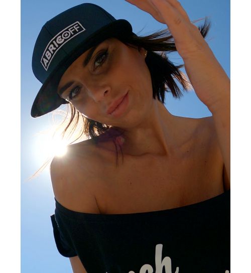 Laura Giraudi avec sa casquette AbricOFF